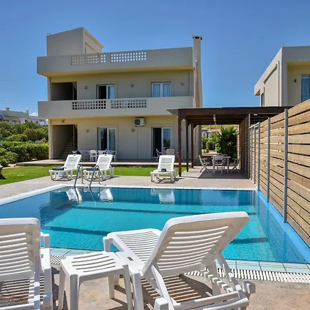 Mariza's Beachfront With Swimming Pool Appartement *
