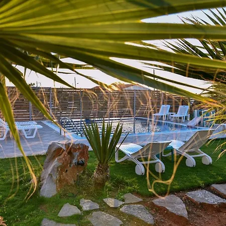 Mariza's Beachfront With Swimming Pool Appartement *