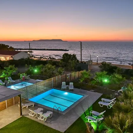 Apartamento Mariza's Beachfront With Swimming Pool *